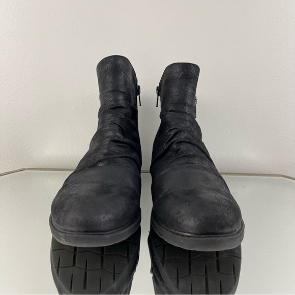 BARETRAPS Black Oiled Faux Leather Ruched Zipper Detail Yuno Ankle Booties - Picture 7 of 12